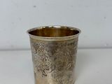 une petite coupe en argent ornée d'un motif floral