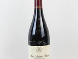 la bouteille de vin rouge est posée sur la table