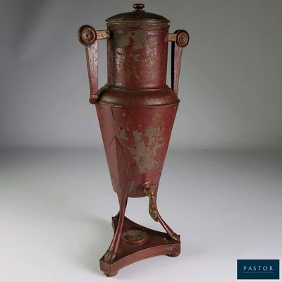 un vase rouge posé sur un socle, sur une surface blanche