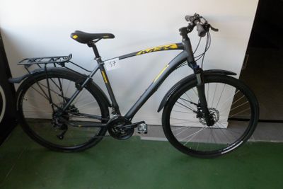 un vélo garé contre un mur