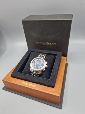 La montre se trouve dans la boîte et est prête à y être rangée.