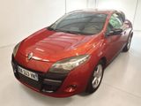 la photo d'une voiture rouge garée dans un garage