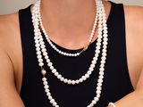 une femme qui porte un collier orné de perles