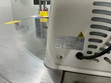 une machine posée sur une table dans une pièce