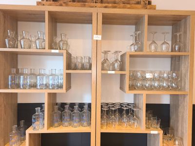 de nombreux verres, les uns à côté des autres, sur les étagères de la pièce