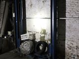 une photo d'un garage avec de nombreux pneus posés par terre