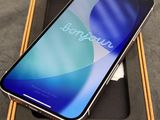 un gros plan d'un téléphone portable dans une boîte posée sur une table