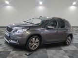 la voiture grise est garée sur un sol en damier dans le garage