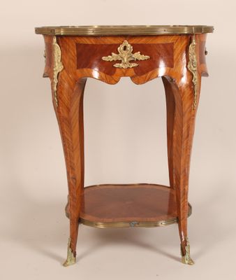 image d'une table en bois avec un plateau en marbre sur fond blanc