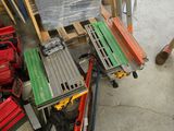 un homme debout à côté d'un tas d'outils