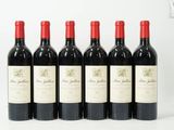 six bouteilles de vin rouge sont alignées