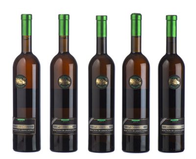 quatre bouteilles de vin posées les unes à côté des autres sur une surface blanche