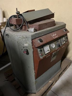 une machine posée sur une palette dans une pièce