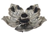 une assiette en argent ornée d'une fleur sur fond blanc