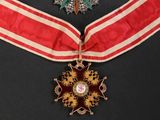 une médaille ornée d'une étoile, suspendue à un ruban rouge