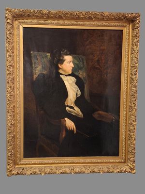 tableau représentant un homme en costume noir et chemise blanche, assis sur une chaise
