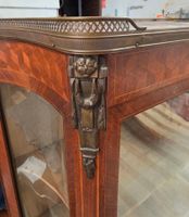 10563-22 / CH / Vitrine en placage, marqueterie d'acajou et … (photo 3)