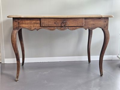 une petite table en bois surmontée de deux tiroirs