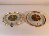 deux horloges posées côte à côte sur une table