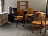 de nombreuses chaises et bureaux en bois dans un garage