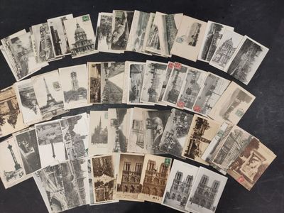 plusieurs vieilles photographies en noir et blanc de personnes et de bâtiments sur une table