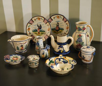 HB QUIMPER Lot de pièces en faïence comprenant notamment un …