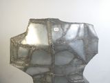 une sculpture représentant un morceau de verre posé sur une table