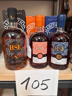 Plusieurs bouteilles d'alcool sont posées sur une étagère, accompagnées d'une étiquette de prix.