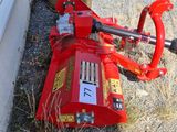 une petite machine rouge posée sur le sol