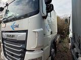 un camion blanc garé à côté d'un autre camion