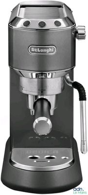 La machine à café est argentée et noire sur fond blanc.