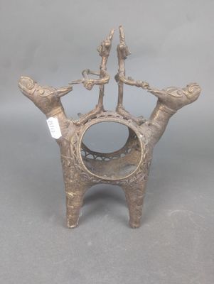 une statue en bronze représentant un homme et une femme à cheval