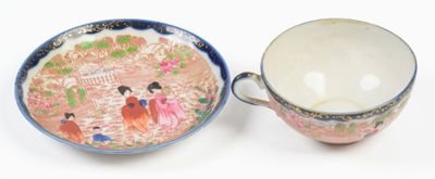 une tasse et une soucoupe placées l'une à côté de l'autre sur une table