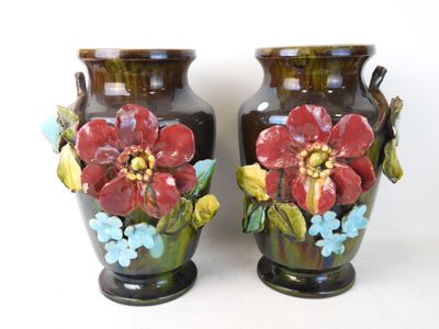 Paire de vases en barbotine à motif de fleurs.