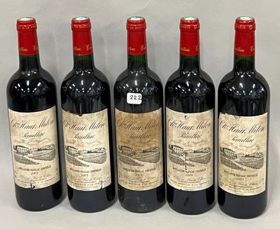 six bouteilles de vin sont alignées sur une table