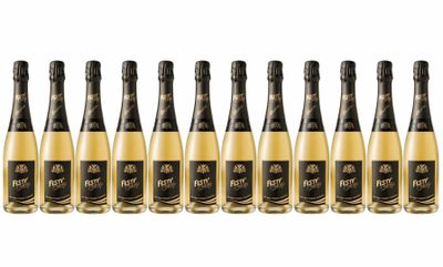 six bouteilles de champagne en ligne sur fond blanc