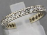 gros plan d'une bague en diamant sur une surface blanche