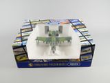 une boîte contenant une maquette d'avion de chasse