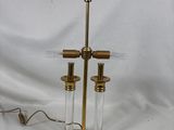 une image représentant une lampe de table en laiton et en verre sur fond blanc