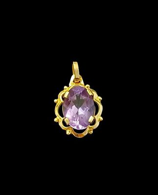 un pendentif en or orné d'une pierre d'améthorate au centre