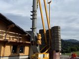 une grue installée sur le flanc d'un immeuble