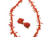 un gros plan d'un collier et de boucles d'oreilles sur fond blanc