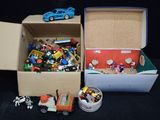 deux boîtes remplies de jouets et une petite voiture