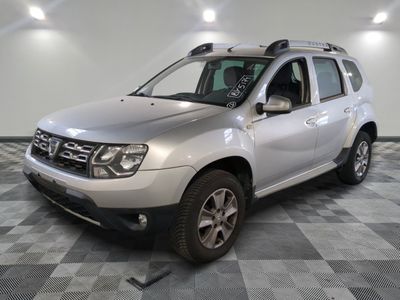 une photo d'une dacia argentée garée dans une pièce