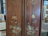 deux boîtes en bois ornées de fleurs, posées sur une table