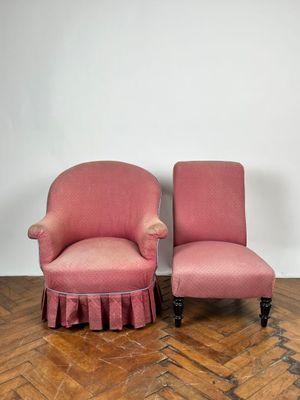 paire de fauteuils rembourrés roses avec jupe à volants