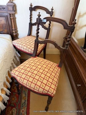 Paire de chaises Henri II en noyer dossiers torsadés