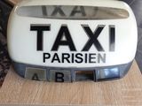 une pancarte « taxi » posée sur une table dans une pièce