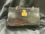 une image représentant un sac à main posé sur un tissu