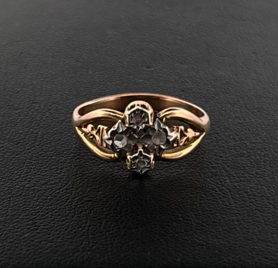 Bague en or jaune et or gris 750 millièmes ornée de diamants…